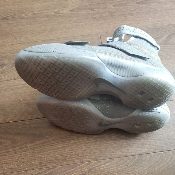 Nike LeBron Soldier Ten Basketball Sneakers - Picture 10 of 13